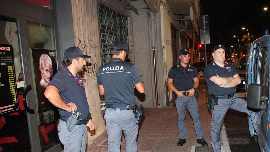 Una decina i giovani hanno inseguito e picchiato le vittime, entrambe originarie del Marocco. Ad interrompere il pestaggio gli agenti di una volante della polizia, che ora indaga sull’episodio. . Una decina i giovani hanno inseguito e picchiato le vittime, entrambe originarie del Marocco. Ad interrompere il pestaggio gli agenti di una volante della polizia, che ora indaga sull’episodio. .