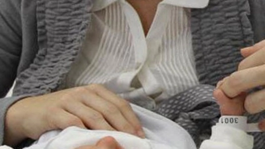 Mamma e neonato (foto di repertorio Ansa)