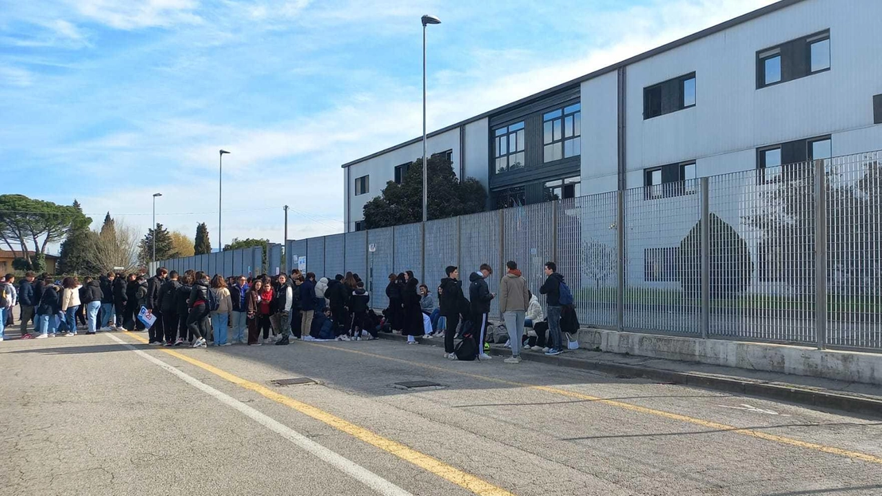Il sindaco Giglioli: "Per l’immobile individuato siamo alla firma del contratto". Seguiranno i lavori che dovranno partire subito per avere le aule dopo l’estate. Il sindaco Giglioli: "Per l’immobile individuato siamo alla firma del contratto". Seguiranno i lavori che dovranno partire subito per avere le aule dopo l’estate.