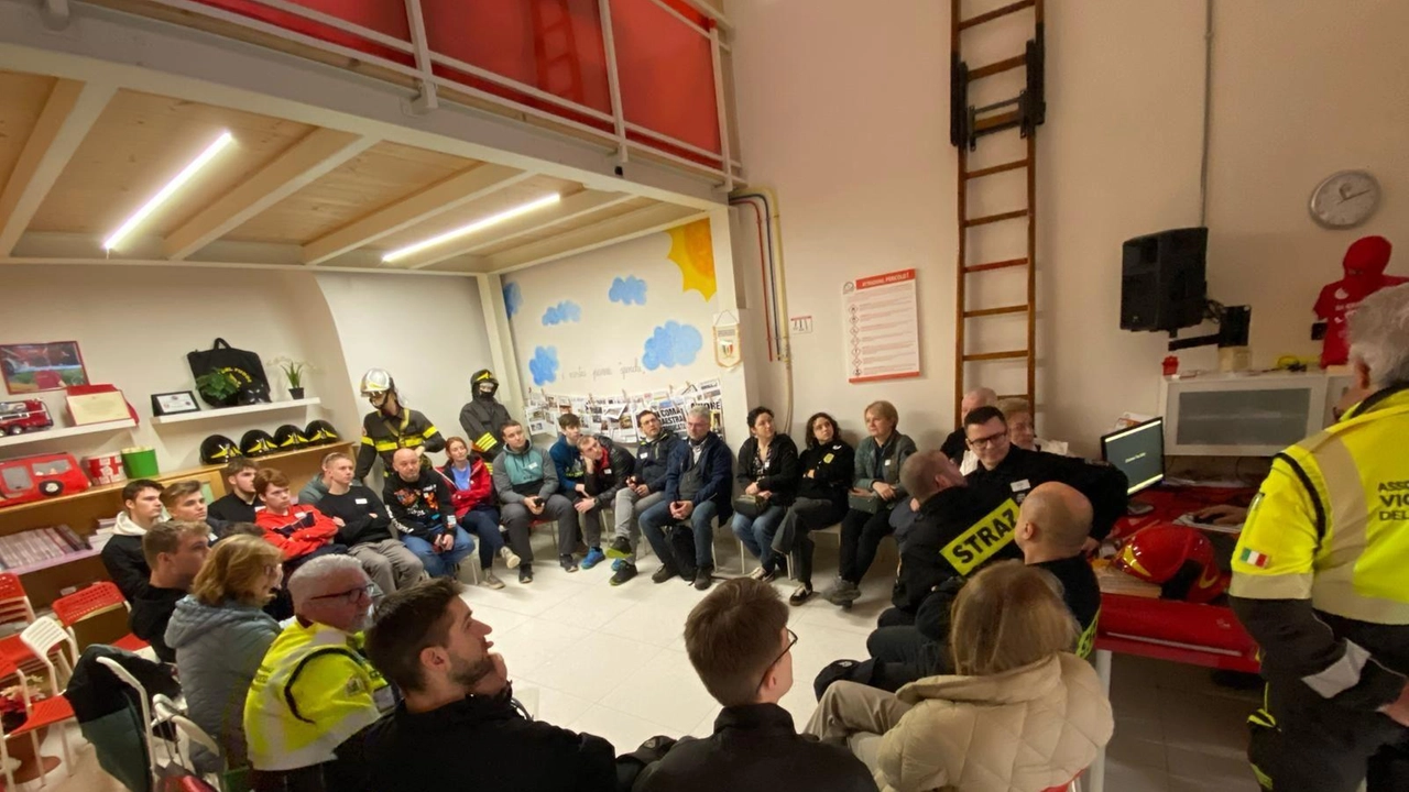 Le delegazioni dei vigili del fuoco di Repubblica Ceca e Polonia in un momento del corso di formazione e progetto educativo ’CasaSicura’ Le delegazioni dei vigili del fuoco di Repubblica Ceca e Polonia in un momento del corso di formazione e progetto educativo ’CasaSicura’