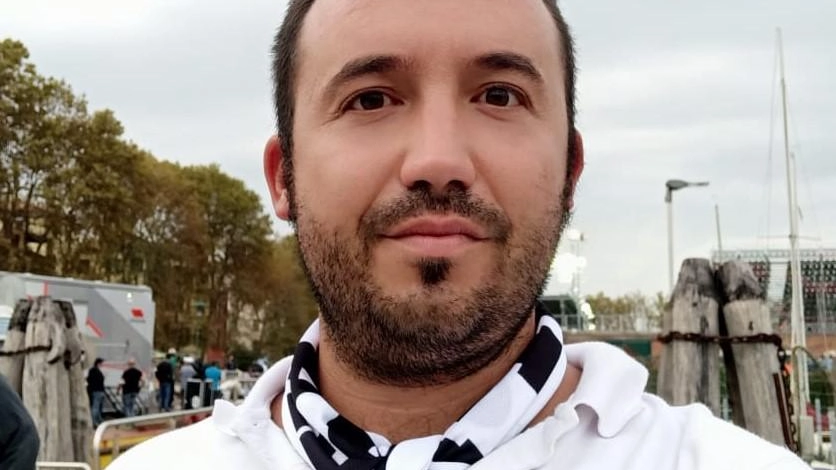 I tifosi dello Spezia si preparano per il derby contro il Pisa, con quasi mille appassionati attesi. Cinque pullman organizzati per la trasferta, mentre si valuta il mezzo di trasporto più adatto. I tifosi dello Spezia si preparano per il derby contro il Pisa, con quasi mille appassionati attesi. Cinque pullman organizzati per la trasferta, mentre si valuta il mezzo di trasporto più adatto.