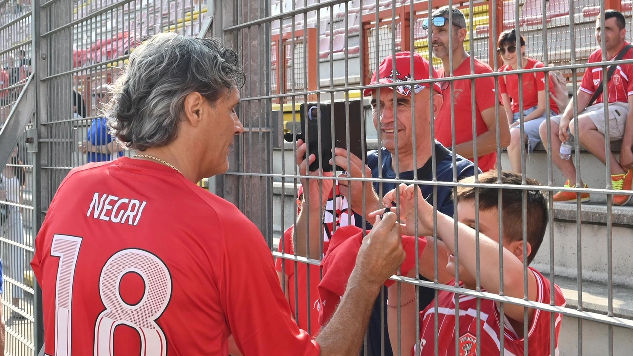 Oltre settemila tifosi sugli spalti per l’anniversario del club. Toccante l’ingresso in campo di Galeone. Partita tra i grandi ex. Novellino: "Bello rivedere tanti amici". Cosmi: "Qui c’è la mia vita" . Oltre settemila tifosi sugli spalti per l’anniversario del club. Toccante l’ingresso in campo di Galeone. Partita tra i grandi ex. Novellino: "Bello rivedere tanti amici". Cosmi: "Qui c’è la mia vita" .