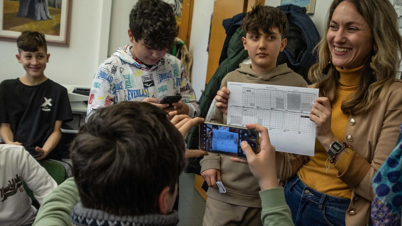 La caposervizio della redazione di Empoli, Elisa Capobianco, mostra ai bambini un “timone“ del giornale La caposervizio della redazione di Empoli, Elisa Capobianco, mostra ai bambini un “timone“ del giornale