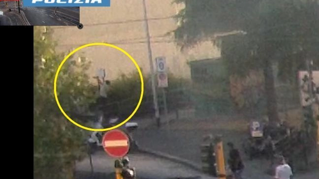 Il frame del filmato che immortala il danneggiamento Il frame del filmato che immortala il danneggiamento