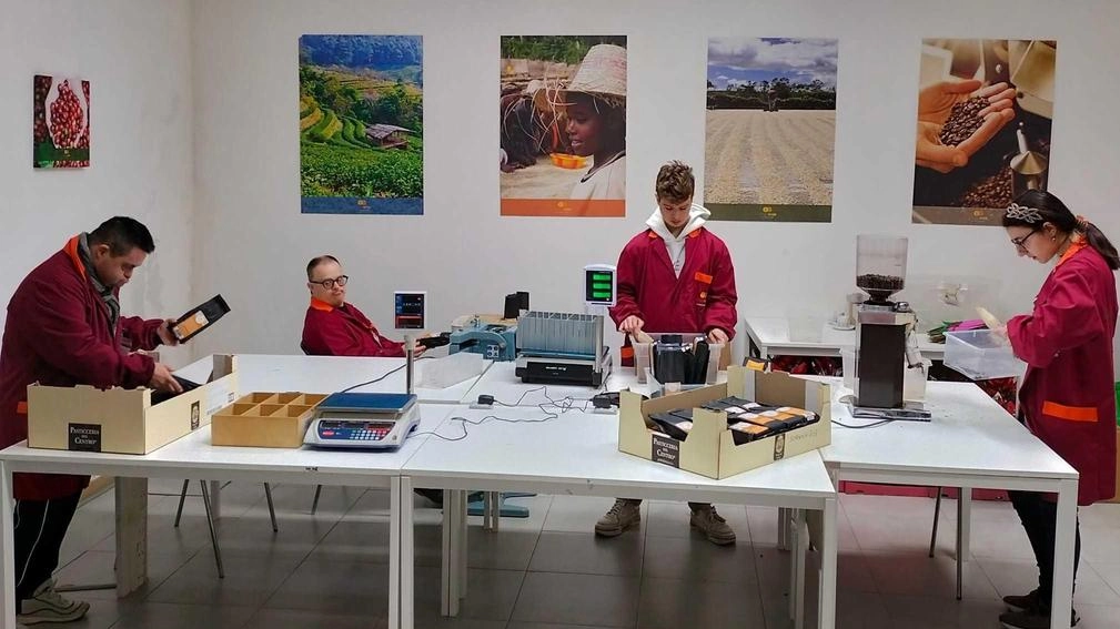 I. ragazzi impegnati nel. l’attività dell’impresa sociale Otherwise Diversamente Caffè