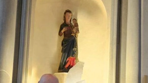 La statua del bambino durante la restituzione. da parte dei carabinieri La statua del bambino durante la restituzione. da parte dei carabinieri