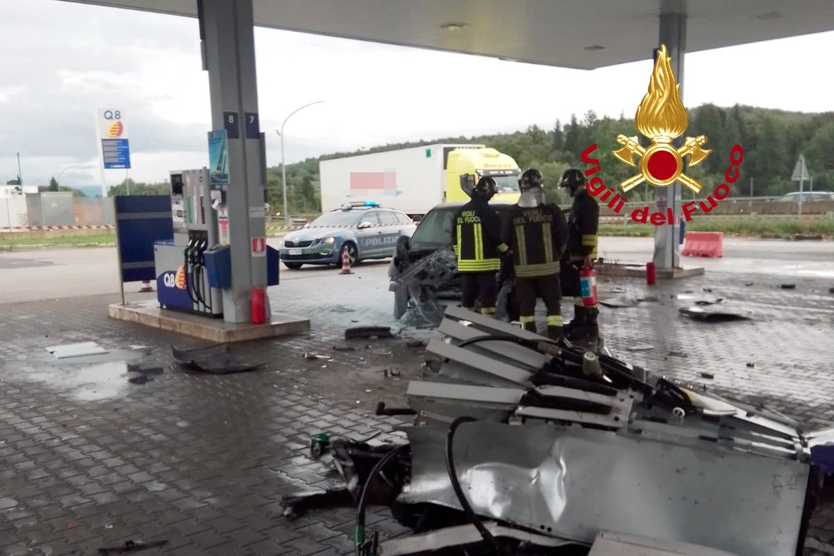 L'auto schiantatasi contro il distributore di benzina in FiPiLi