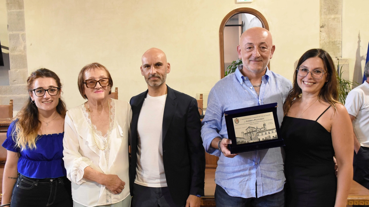 Petturiti durante la cerimonia in Comune
