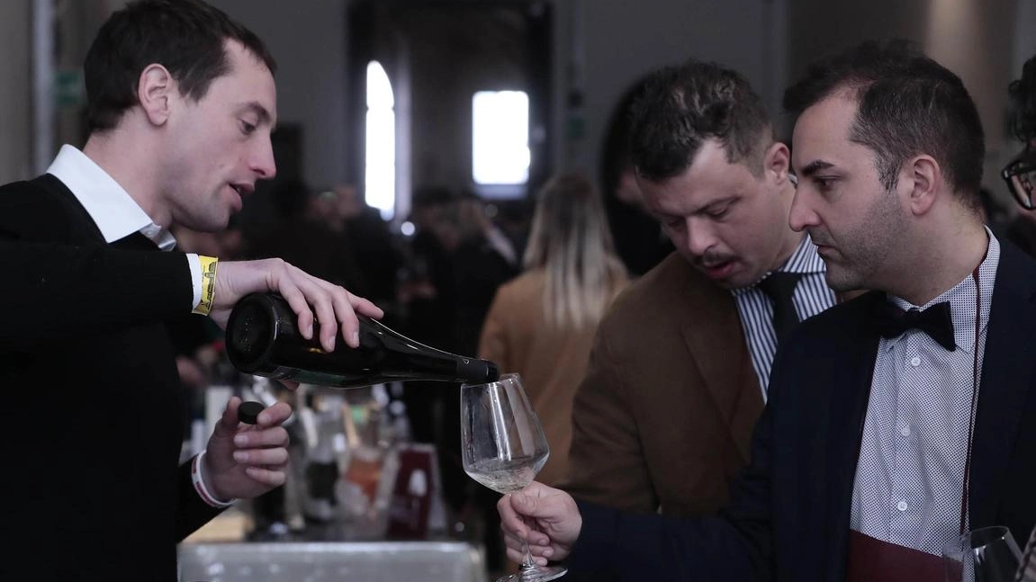 Alle 18.30 il battesimo a palazzo Patrizi, poi la tradizionale cena di gala al Santa Maria. Domani e domenica le degustazioni con 150 aziende e 600 etichette disponibili. Alle 18.30 il battesimo a palazzo Patrizi, poi la tradizionale cena di gala al Santa Maria. Domani e domenica le degustazioni con 150 aziende e 600 etichette disponibili.