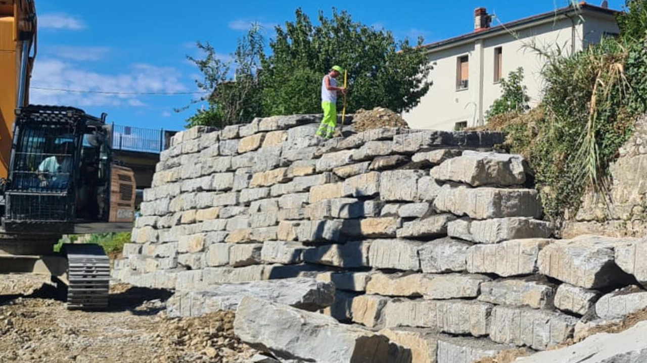 Sono in corso i lavori di manutenzione. del Consorzio di bonifica sui torrenti Marina e Marinella di Legri e sul fosso di Vezzano