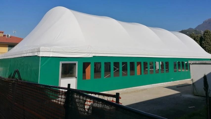 La tensostruttura realizzata all’Istituto Camaiore 3 di Capezzano Pianore La tensostruttura realizzata all’Istituto Camaiore 3 di Capezzano Pianore
