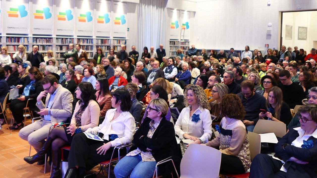 Una vera folla ieri. nella sala grande della biblioteca Fucini alla consegna del premio “Contessa Emilia“ Una vera folla ieri. nella sala grande della biblioteca Fucini alla consegna del premio “Contessa Emilia“
