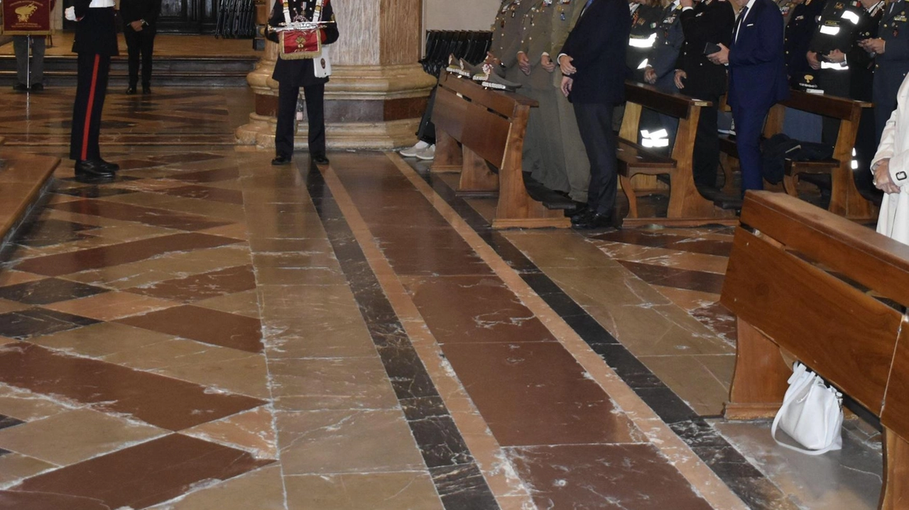 Nella Cattedrale di San Lorenzo a Perugia, celebrata la messa in onore di San Giovanni XXIII, patrono dell'Esercito Italiano. Partecipazione delle autorità e del personale militare, con focus sui valori e il dovere nell'attuale contesto di conflitti. Nella Cattedrale di San Lorenzo a Perugia, celebrata la messa in onore di San Giovanni XXIII, patrono dell'Esercito Italiano. Partecipazione delle autorità e del personale militare, con focus sui valori e il dovere nell'attuale contesto di conflitti.