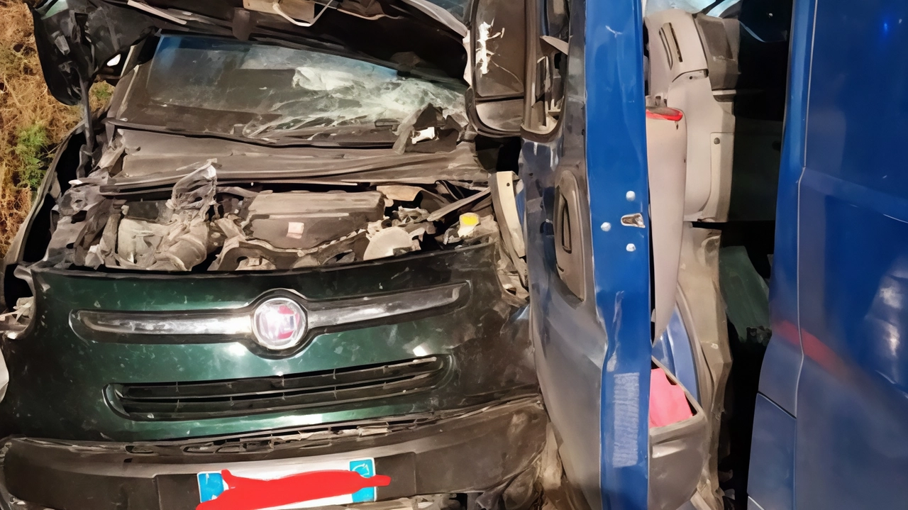 Impatto frontale molto violento sulla "Sr 74 Maremmana". Cause da accertare Impatto frontale molto violento sulla "Sr 74 Maremmana". Cause da accertare