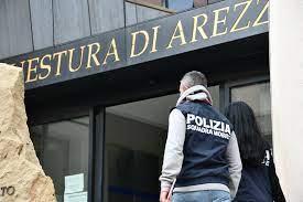 https://www.lanazione.it/image-service/view/acePublic/alias/contentid/Zjk4ODhkNDYtY2VhNy00/0/polizia.jpeg
