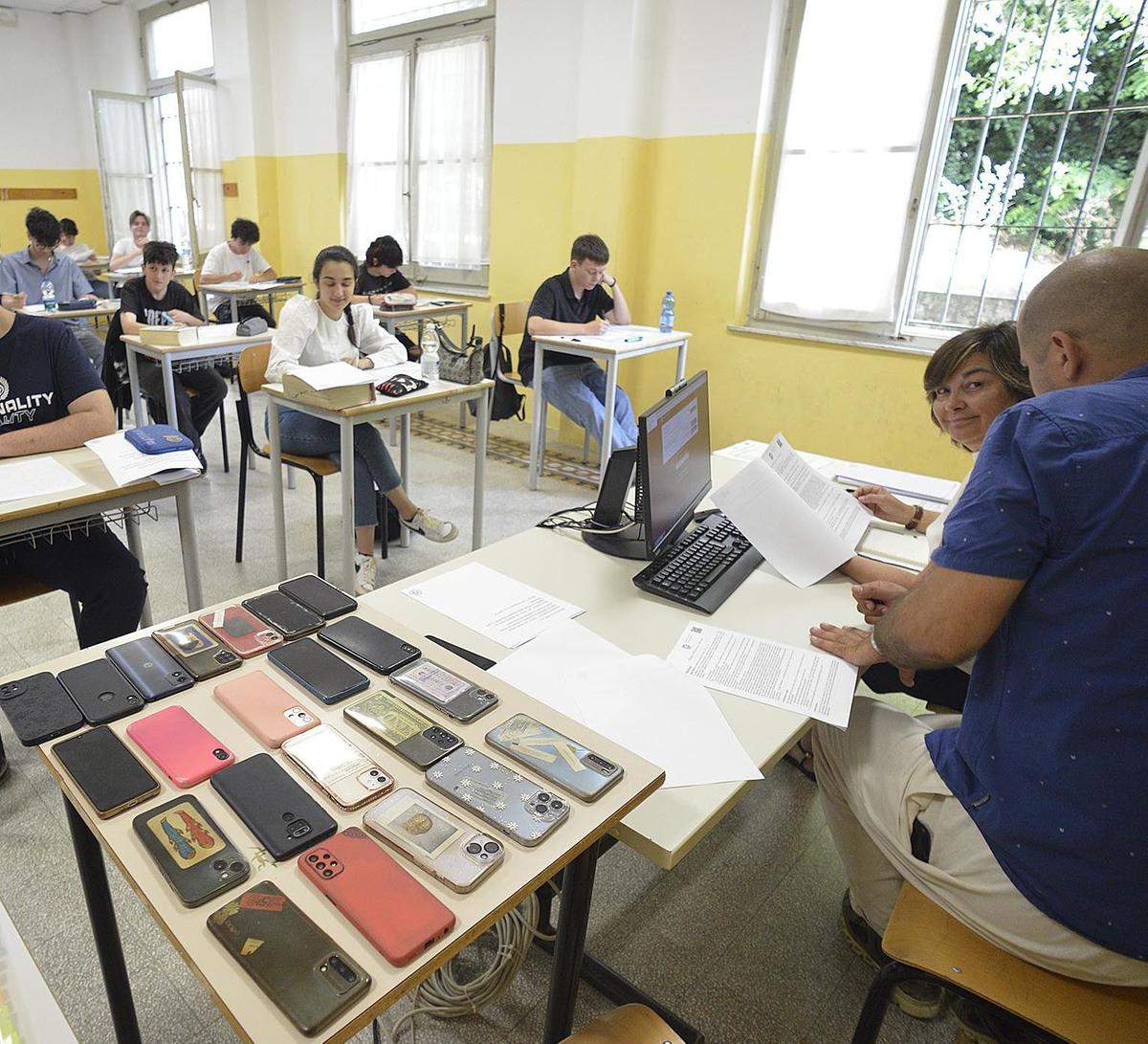 Tutti in aula con i telefonini spenti: "Il divieto totale? Un po’ scomodo soprattutto anche a ricreazione..."