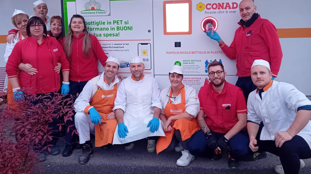 L’iniziativa messa a segno grazie alla collaborazione con Coripet. Ogni 200 contenitori in pet conferiti sarà erogato un buono spesa di 3 euro. L’iniziativa messa a segno grazie alla collaborazione con Coripet. Ogni 200 contenitori in pet conferiti sarà erogato un buono spesa di 3 euro.