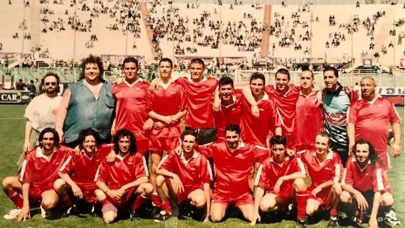 Massimiliano Mearini (il secondo in piedi da sinistra) in una foto storica (Atf/Instagram)