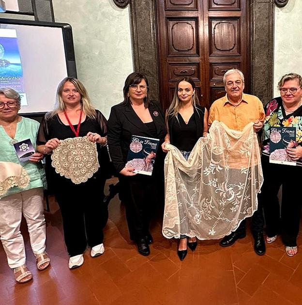 https://www.lanazione.it/image-service/view/acePublic/alias/contentid/Zjk5YmZjZWItMWU1MS00/0/a-panicale-e-fili-in-trama-torna-la-mostra-mercato-il-merletto-protagonista.jpeg?f=1.90:1&h=630