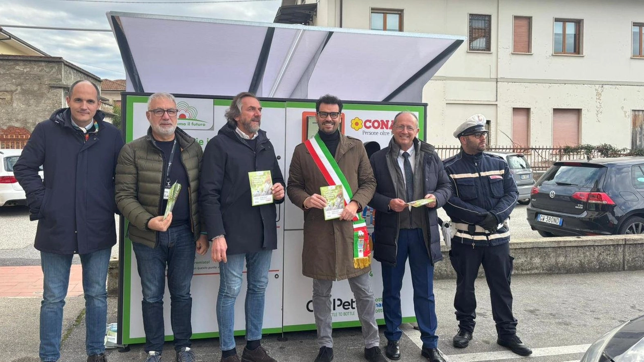 Si potranno riciclare le bottiglie di plastica nella macchina ecologica installata nel punto vendita di via Pistoiese Si potranno riciclare le bottiglie di plastica nella macchina ecologica installata nel punto vendita di via Pistoiese
