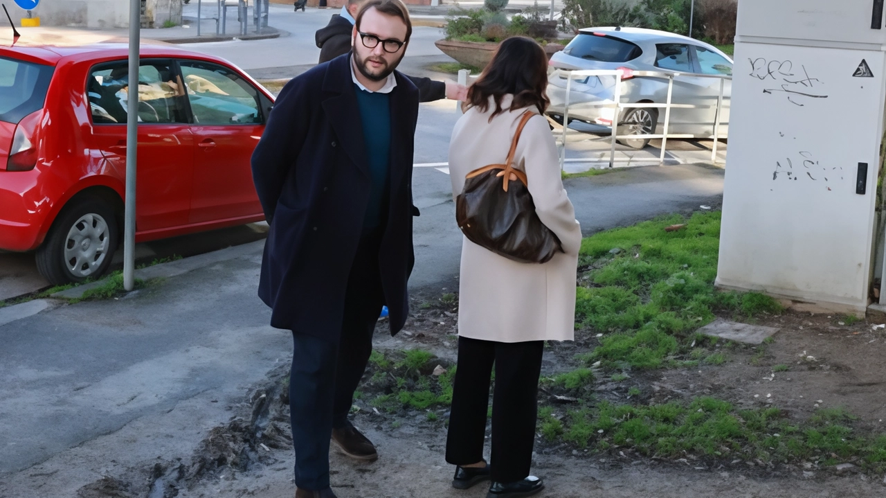 Il sindaco Alessio Mantellassi durante il sopralluogo al parco oggetto di segnalazioni Il sindaco Alessio Mantellassi durante il sopralluogo al parco oggetto di segnalazioni