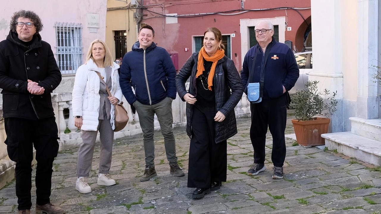La Pace di piazza Querciola ha ispirato scrittori e poeti favorendo il movimento di salvaguardia storica. Grazie alla riapertura della torre Castelnuovo Magra è diventata la casa dei grandi fotografi internazionali . La Pace di piazza Querciola ha ispirato scrittori e poeti favorendo il movimento di salvaguardia storica. Grazie alla riapertura della torre Castelnuovo Magra è diventata la casa dei grandi fotografi internazionali .