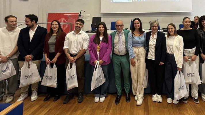 https://www.lanazione.it/image-service/view/acePublic/alias/contentid/ZjkxODYyMmQtZTdjZi00/0/gli-infermieri-neolaureati-evento-per-il-giuramento.jpeg?f=16:9&w=1200&h=630
