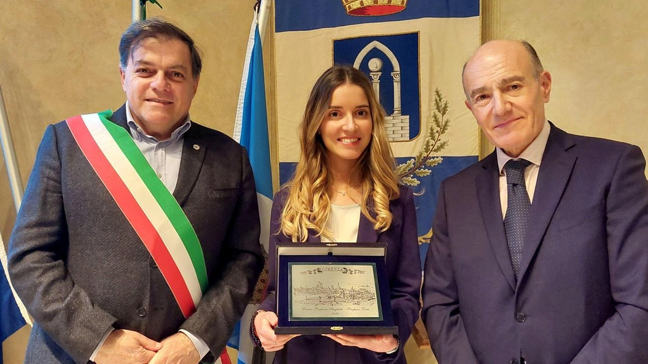 A consegnare il premio sono stati ieri pomeriggio il sindaco di Pietrasanta Alberto Stefano Giovannetti e il professor Fernando Colao A consegnare il premio sono stati ieri pomeriggio il sindaco di Pietrasanta Alberto Stefano Giovannetti e il professor Fernando Colao