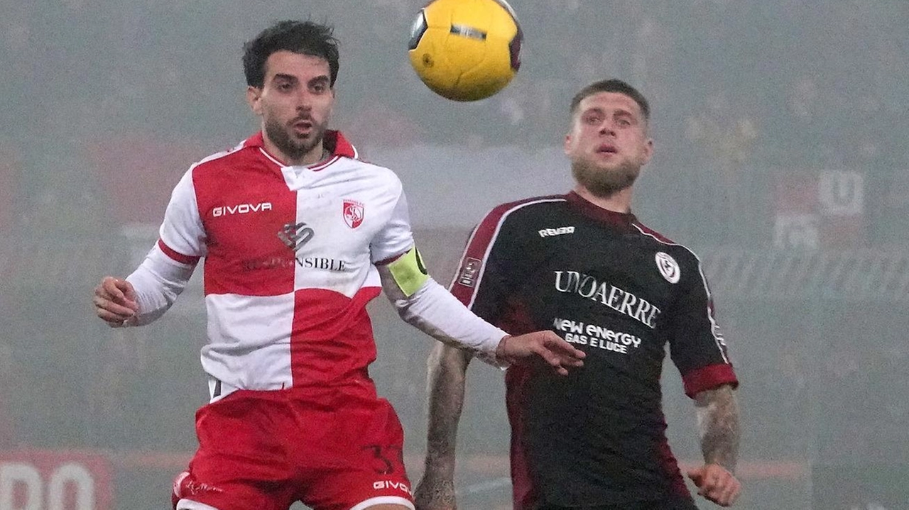 L’attaccante dell’Arezzo Mario Ravasio, al primo gol in amaranto, contende il pallone al giocatore del Rimini Christian Langella L’attaccante dell’Arezzo Mario Ravasio, al primo gol in amaranto, contende il pallone al giocatore del Rimini Christian Langella