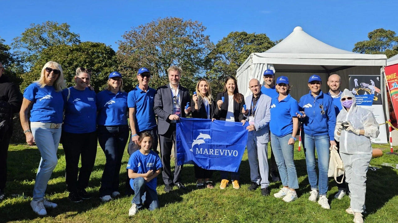 Le autorità allo stand di Marevivo sulle mura per la campagna portata a LCG Le autorità allo stand di Marevivo sulle mura per la campagna portata a LCG