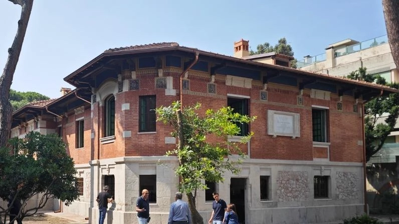 Qui il grande compositore scrisse Turandot, sua ultima opera, e accolse il direttore d’orchestra Toscanini. Tolti i ponteggi, risplende di ritrovata luce la preziosa facciata ideata dall’architetto Vincenzo Pilotti. . Qui il grande compositore scrisse Turandot, sua ultima opera, e accolse il direttore d’orchestra Toscanini. Tolti i ponteggi, risplende di ritrovata luce la preziosa facciata ideata dall’architetto Vincenzo Pilotti. .