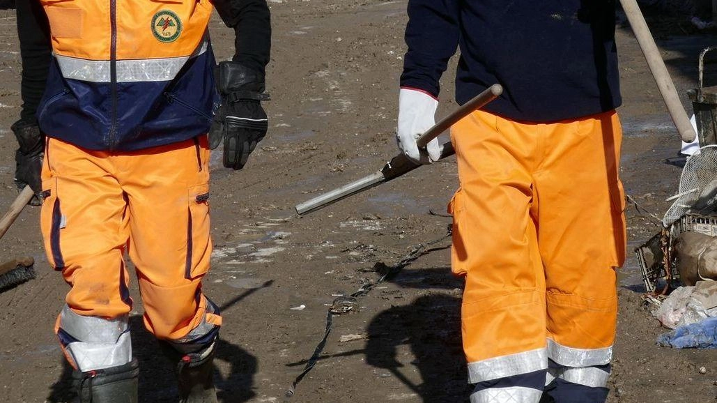 Alcuni volontari al lavoro dopo l’alluvione del 2 novembre 2023 Foto Attalmi