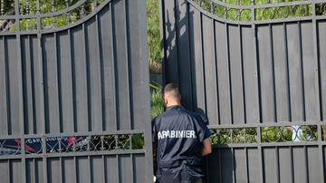 Femminicidio nella villa, l’assassino si è liberato del braccialetto elettronico dopo le coltellate