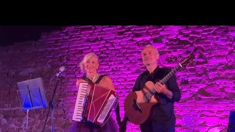 Cinzia Monari e Paolo Mari domani saranno i protagonisti dello spettacolo «Il pedagogo di campagna. Canti dalla terra al cielo» che si terrà a Villa Elena Maria