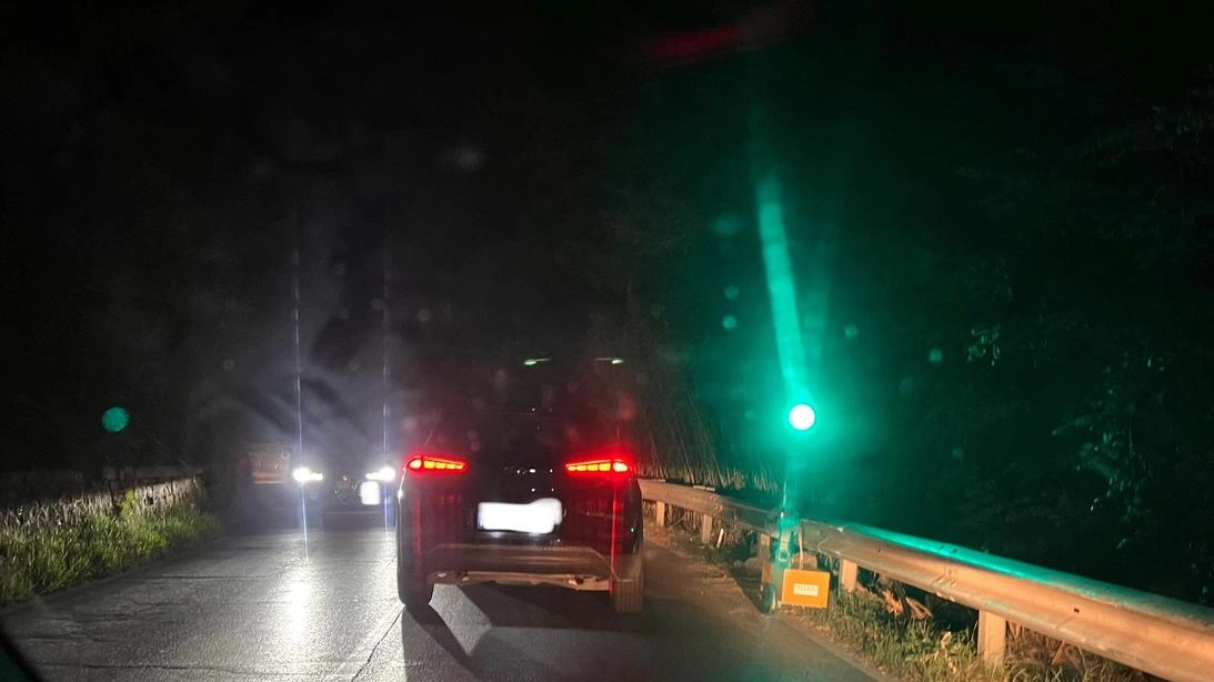 Alcuni automobilisti continuano. a passare. con il rosso e rischiare un incidente proprio sotto quella che dai colligiani viene chiamata ‘la curva dei frati’ Alcuni automobilisti continuano. a passare. con il rosso e rischiare un incidente proprio sotto quella che dai colligiani viene chiamata ‘la curva dei frati’