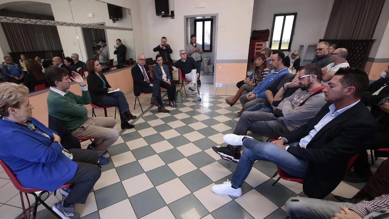 L’europarlamentare Dem incontra sindacati e operai del sito produttivo "Da ex sindaco sono abituato ad andare alla fonte, cioè parlo con chi decide". L’europarlamentare Dem incontra sindacati e operai del sito produttivo "Da ex sindaco sono abituato ad andare alla fonte, cioè parlo con chi decide".