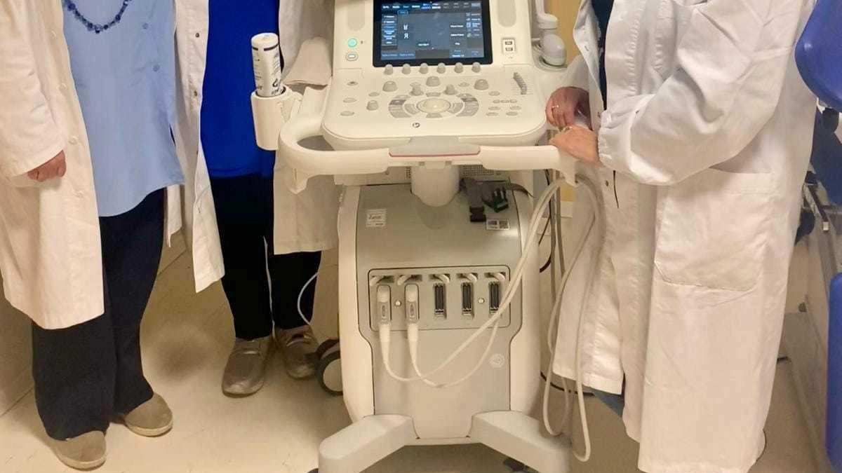 La dottoressa Ranieri con le sue collaboratrici e lo strumento di ultima generazione acquistato grazie ai finanziamenti stanziati dalla Regione Toscana con la delibera 674/2023 e che proprio in questi giorni è stato messo in funzione La dottoressa Ranieri con le sue collaboratrici e lo strumento di ultima generazione acquistato grazie ai finanziamenti stanziati dalla Regione Toscana con la delibera 674/2023 e che proprio in questi giorni è stato messo in funzione