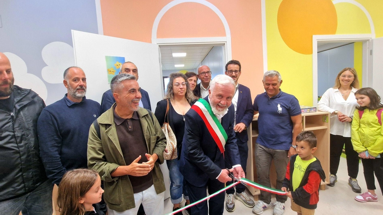 Il sindaco Risini mentre taglia il nastro Il sindaco Risini mentre taglia il nastro