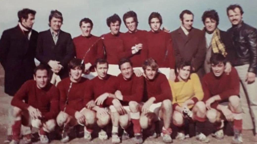 Una foto storica dell’Arcola Garibaldina della stagione calcistica 1972-73, a destra Samuele e Nicola Mulattieri Una foto storica dell’Arcola Garibaldina della stagione calcistica 1972-73, a destra Samuele e Nicola Mulattieri