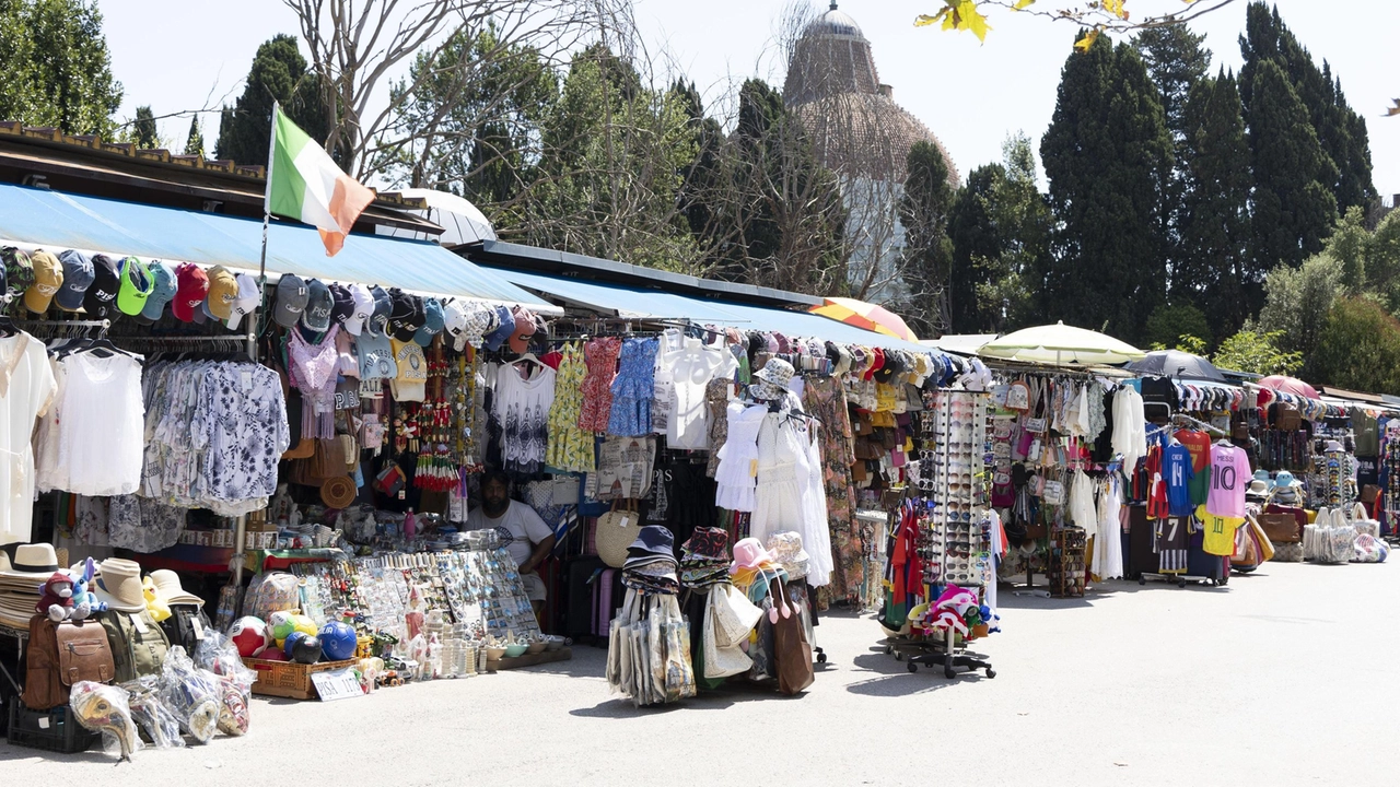 Le bancarelle di piazza Arcivescovado: quattro titolari si erano opposti per vie legali al nuovo piano per il commercio ambulante nei prossi del sito Unesco Le bancarelle di piazza Arcivescovado: quattro titolari si erano opposti per vie legali al nuovo piano per il commercio ambulante nei prossi del sito Unesco