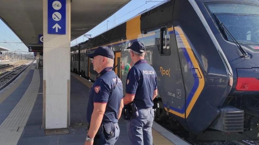 La Polfer in azione in una foto di repertorio. Il ferimento della persona ha provocato disagi sul nodo ferroviario fiorentino La Polfer in azione in una foto di repertorio. Il ferimento della persona ha provocato disagi sul nodo ferroviario fiorentino