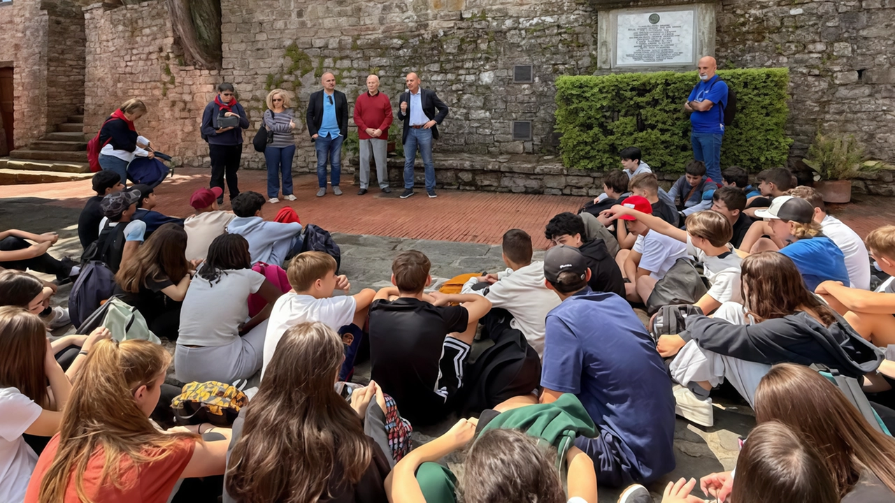 Gli alunni durante una sosta della loro escursione-pellegrinaggio Gli alunni durante una sosta della loro escursione-pellegrinaggio