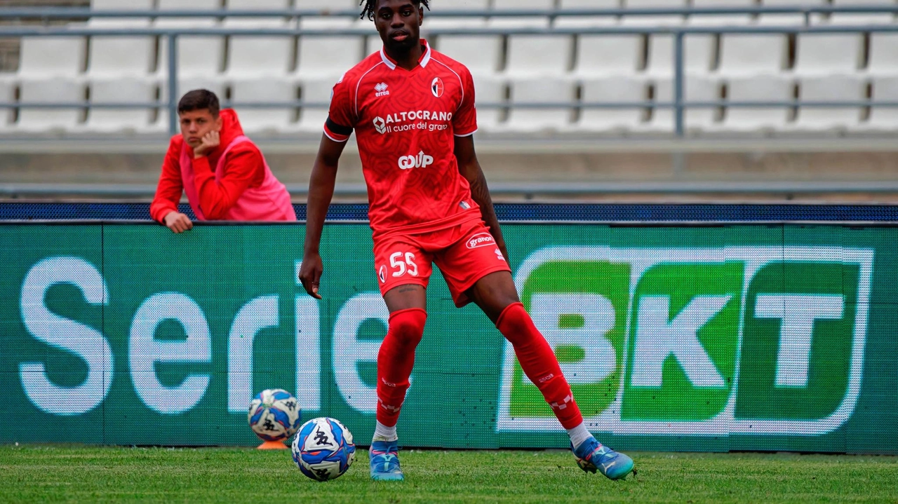 Il giocatore Nosa Obaretin, classe 2003, in campo durante la partita di Serie B Bari-Modena Fc 1912 nell’aprile scorso Il giocatore Nosa Obaretin, classe 2003, in campo durante la partita di Serie B Bari-Modena Fc 1912 nell’aprile scorso