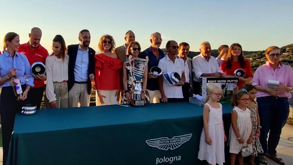 Un momento della premiazione della tappa del circuito Aston Martin Bologna