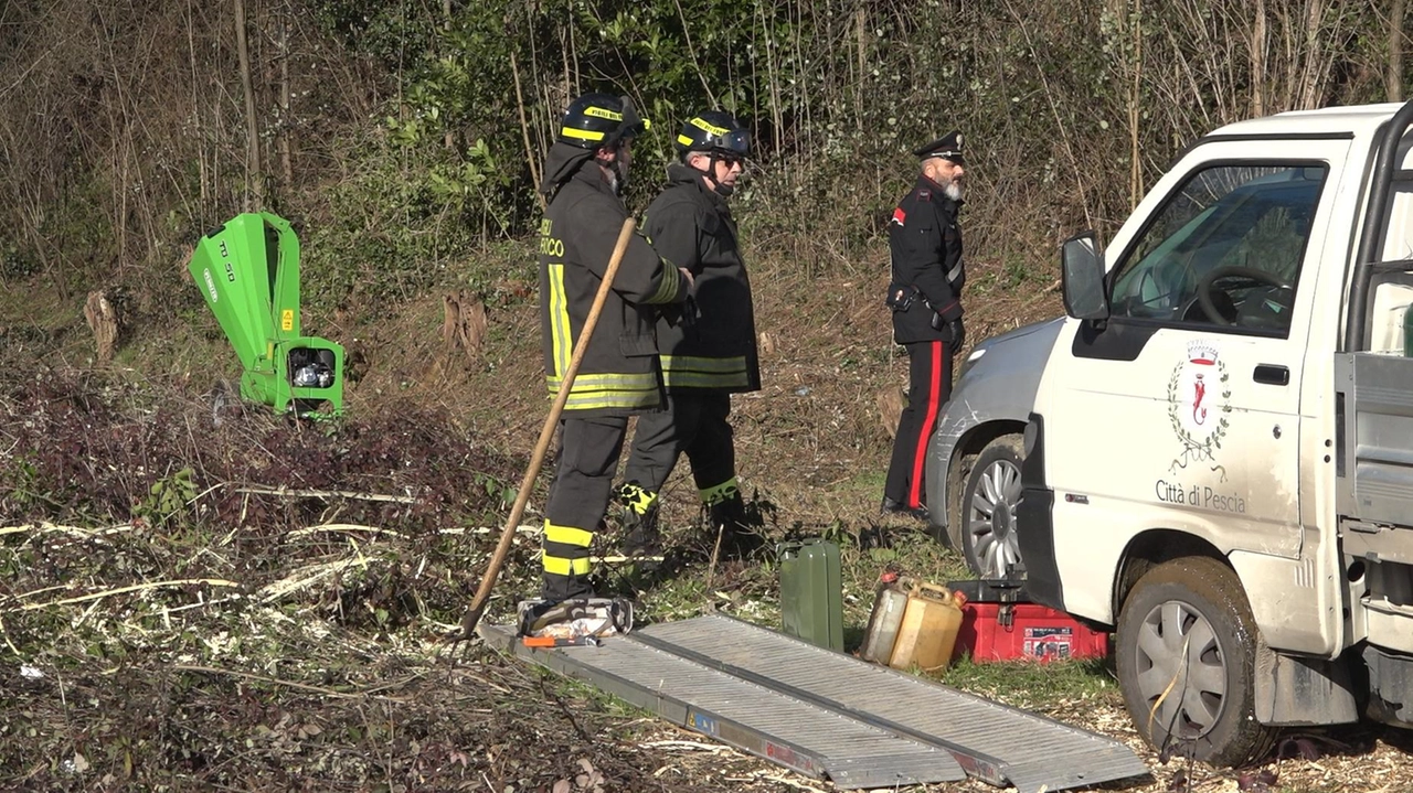 Vigili del fuoco e carabinieri sul luogo della tragedia a Veneri Vigili del fuoco e carabinieri sul luogo della tragedia a Veneri