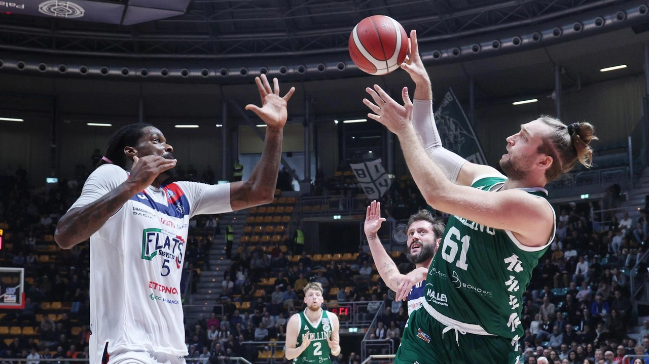 Riccardo Chinellato nella passata stagione in A2 con la maglia di Avellino ha prodotto 5,5 punti con 4 rimbalzi in 18 minuti di utilizzo medio Riccardo Chinellato nella passata stagione in A2 con la maglia di Avellino ha prodotto 5,5 punti con 4 rimbalzi in 18 minuti di utilizzo medio