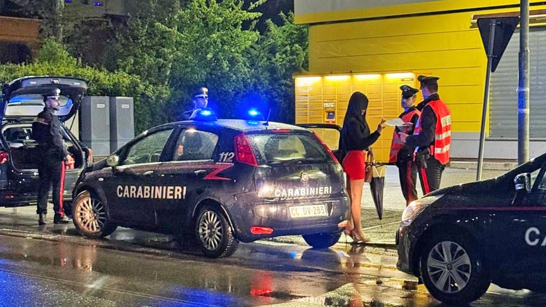 Prato, i pericoli della vita da escort. “Nelle chat ci scambiamo gli identikit dei clienti violenti”