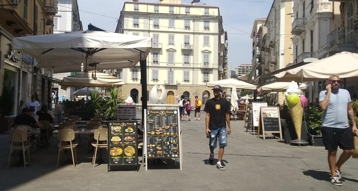 Porpora, crema o bianco ghiaccio. E i negozi spariscono tra i dehors