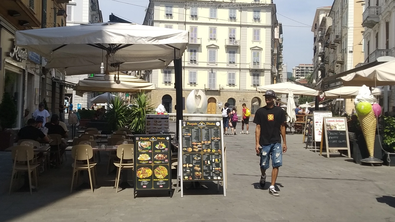 Con l’avvento del turismo su larga scala, e da quando la città della Spezia si è trasformata in un hub per gli arrivi e le partenze che gravitano attorno al fenomeno Cinque Terre, le vie e le piazze del centro storico hanno visto il rapido proliferare di tavolini, sedie e gazebi per l’occupazione di suolo pubblico