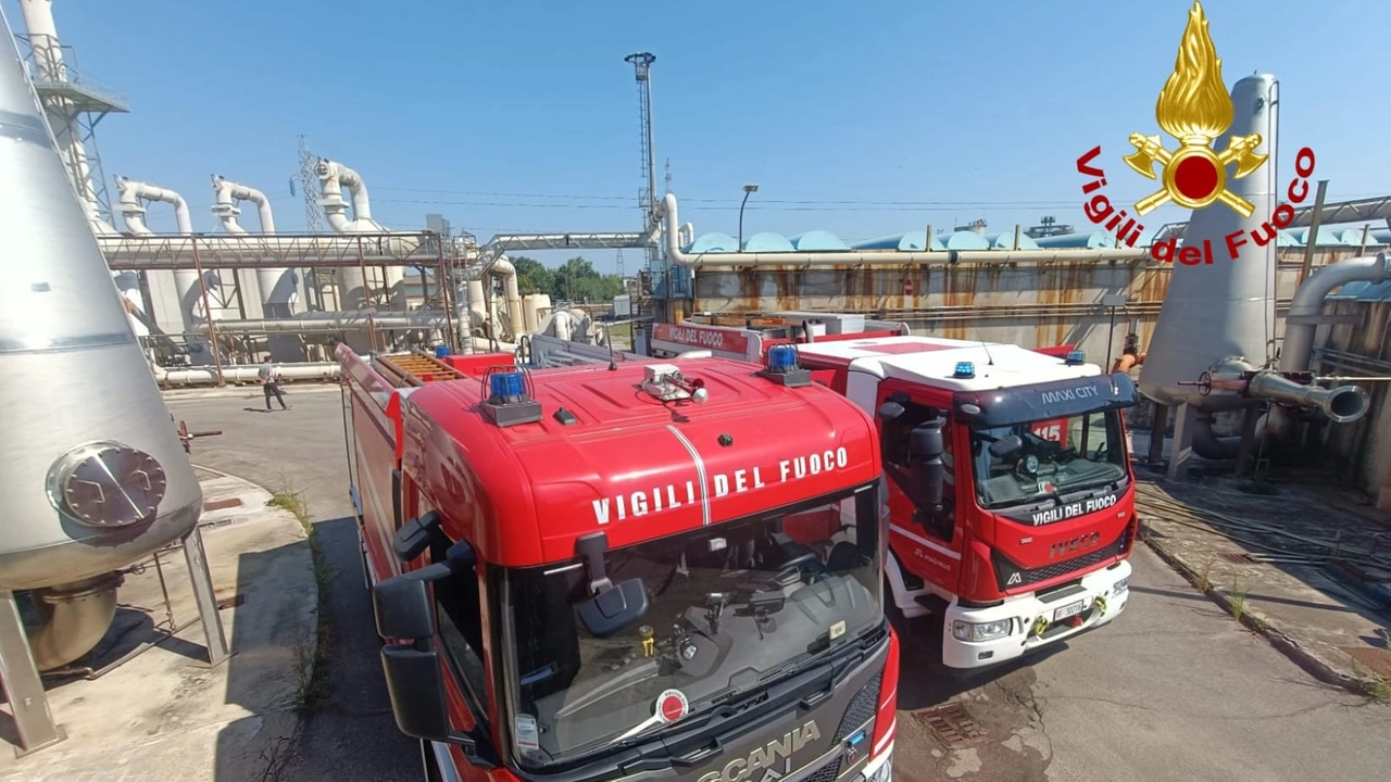 I vigili del fuoco intervenuti al Consorzio Cuoio Depur I vigili del fuoco intervenuti al Consorzio Cuoio Depur